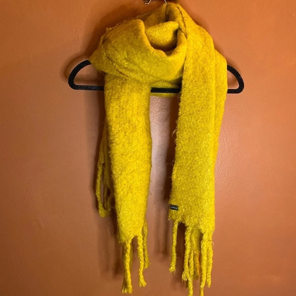 Levi’s Fuzzy “Wrap” Scarf 🚩SOLD OUT STYLE - Picture 3 of 5